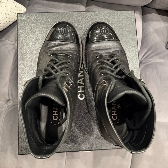 Chanel Women's Lace-Up Leather Ankle Boots w/ Patent Leather Logo Toe - Sz 39.5 - Picture 5 of 13